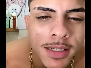 Gozando gostoso no chuveiro!